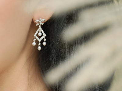 Freshwater Pearl, Cubic Zirconia Ribbon Earrings 18K 담수 진주, 큐빅 리본 귀걸이
