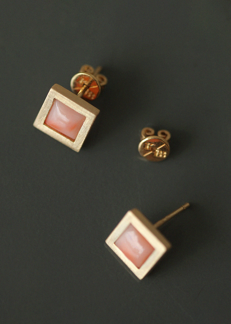 Square Pink Coral Matte Earrings 18K 사각 핑크 산호 무광 귀걸이