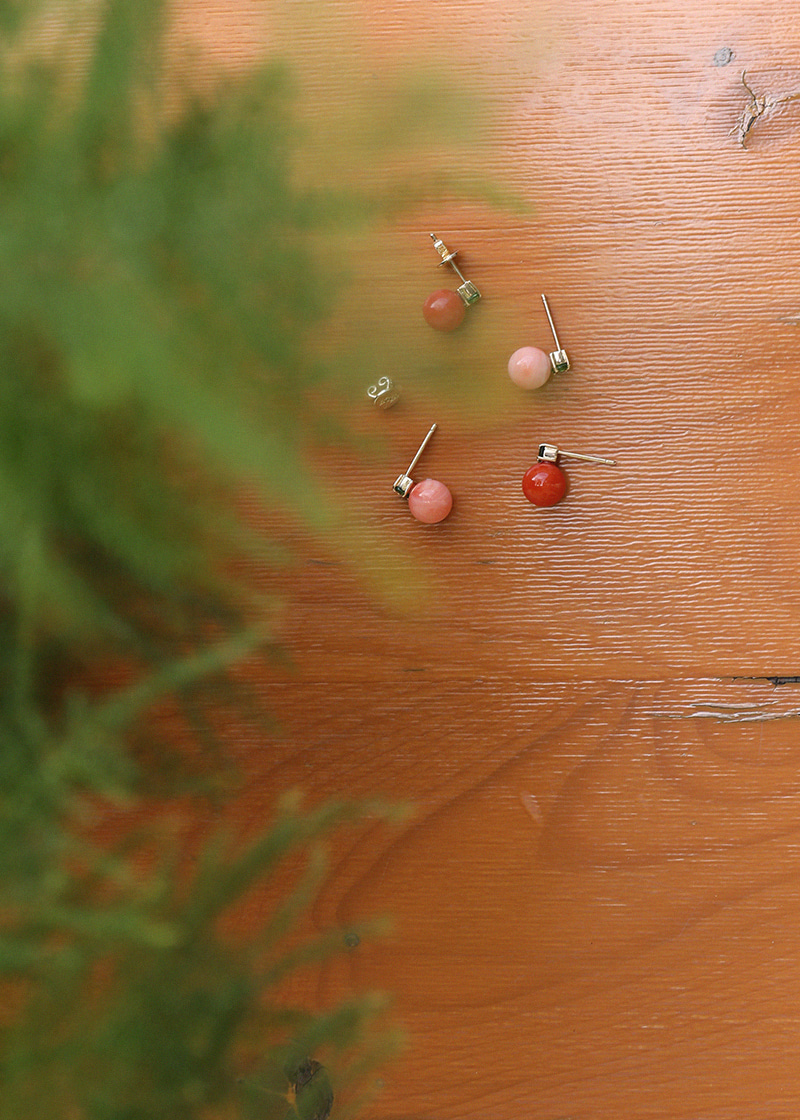 Tsavorite, Red Coral Cherry Earrings 18K 차보라이트, 홍산호 체리 귀걸이