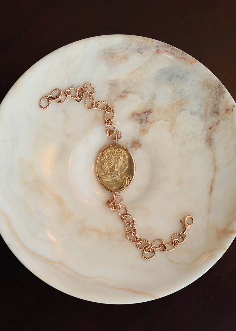 Cognac Diamond Medieval Woman Coin Bracelet 18K 꼬냑 다이아몬드 중세 여인 주화 팔찌